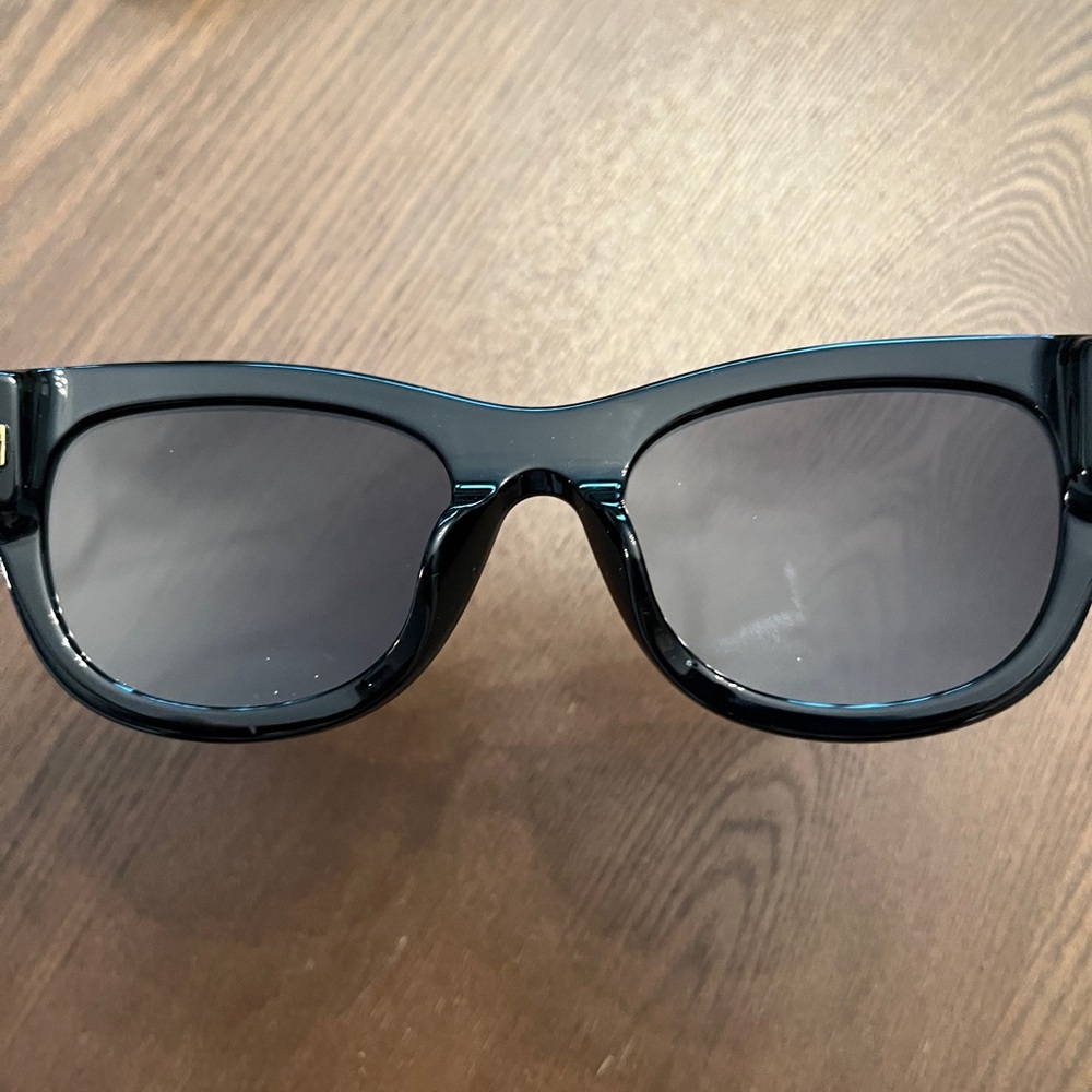 Bottega Veneta Black Cat-Eye Sunglasses with Green Case and Cloth - Picture 8 of 16